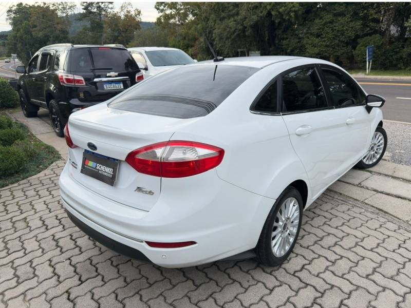 FORD - FIESTA - 2013/2014 - Branca - R$ 45.000,00