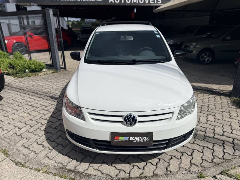 VOLKSWAGEN - SAVEIRO - 2012/2013 - Branca - R$ 46.900,00