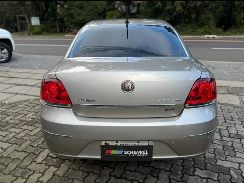 FIAT - LINEA - 2010/2011 - Bege - R$ 29.900,00