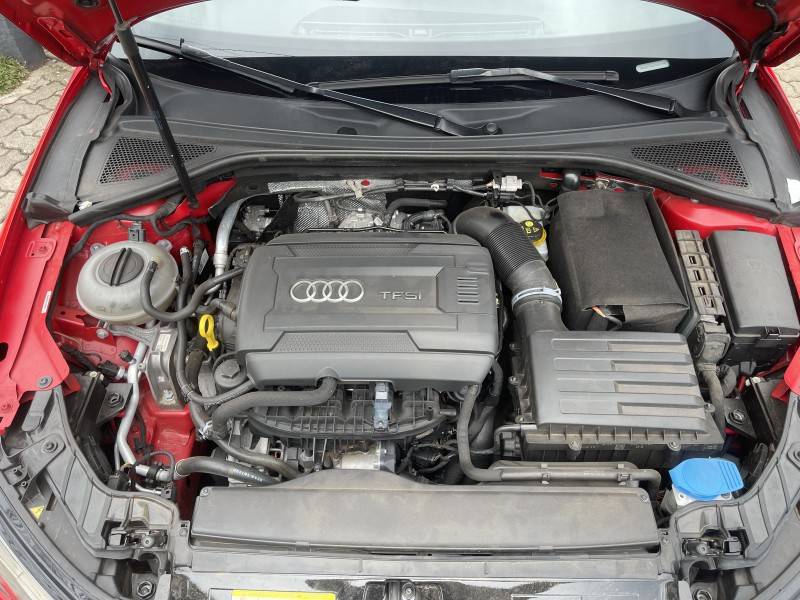 AUDI - A3 - 2015/2016 - Vermelha - R$ 120.000,00