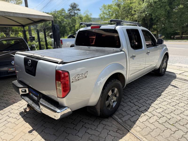 NISSAN - FRONTIER - 2011/2012 - Prata - R$ 87.000,00