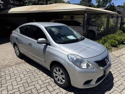 NISSAN - VERSA - 2012/2013 - Prata - R$ 41.900,00