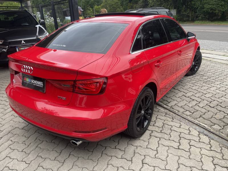 AUDI - A3 - 2015/2016 - Vermelha - R$ 120.000,00