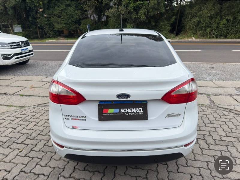 FORD - FIESTA - 2013/2014 - Branca - R$ 45.000,00