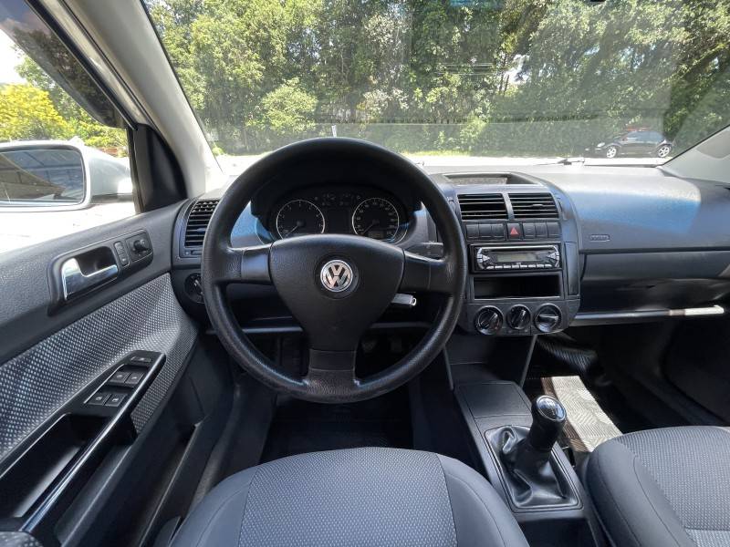 VOLKSWAGEN - POLO - 2010/2011 - Prata - R$ 40.800,00