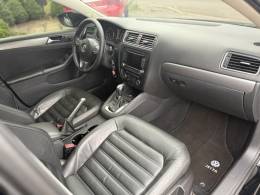 VOLKSWAGEN - JETTA - 2010/2011 - Preta - R$ 63.900,00