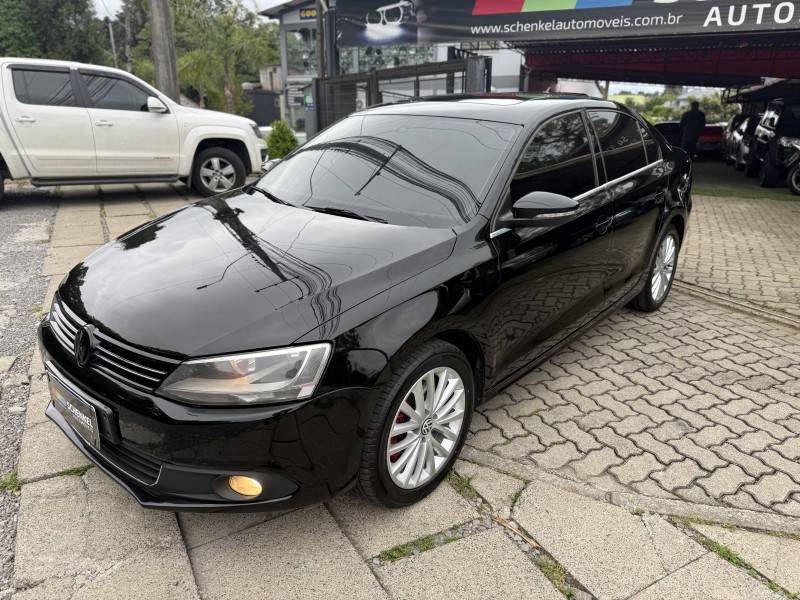 VOLKSWAGEN - JETTA - 2010/2011 - Preta - R$ 63.900,00