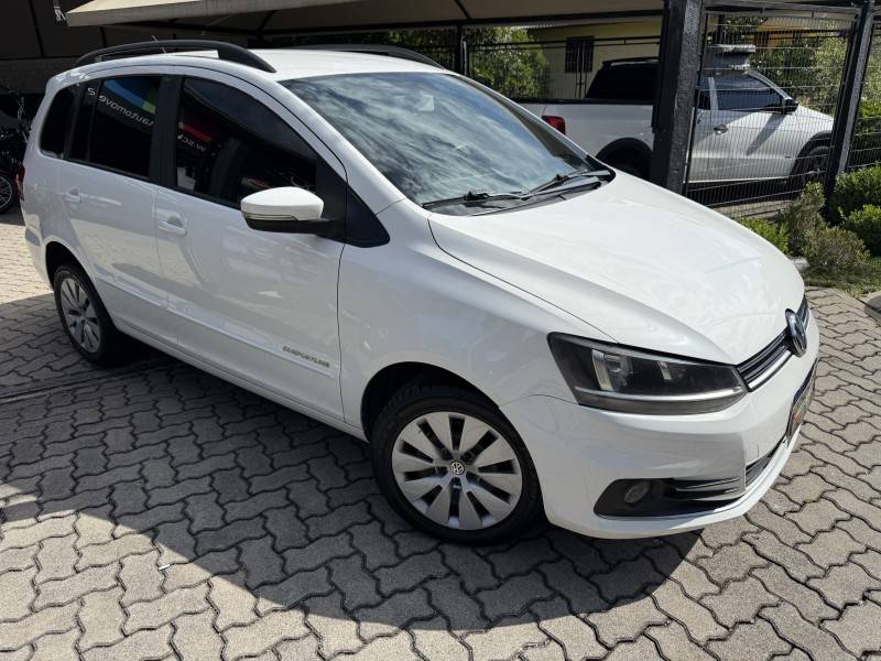 VOLKSWAGEN - SPACEFOX - 2015/2016 - Branca - R$ 57.000,00