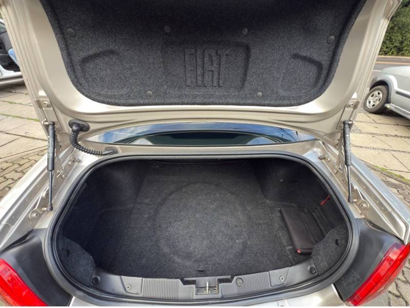 FIAT - LINEA - 2010/2011 - Bege - R$ 29.900,00