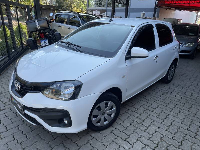 TOYOTA - ETIOS - 2019/2020 - Branca - R$ 62.000,00