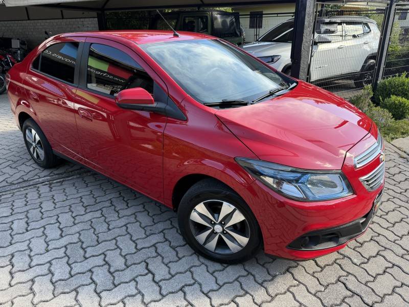 CHEVROLET - PRISMA - 2013/2014 - Vermelha - R$ 49.900,00