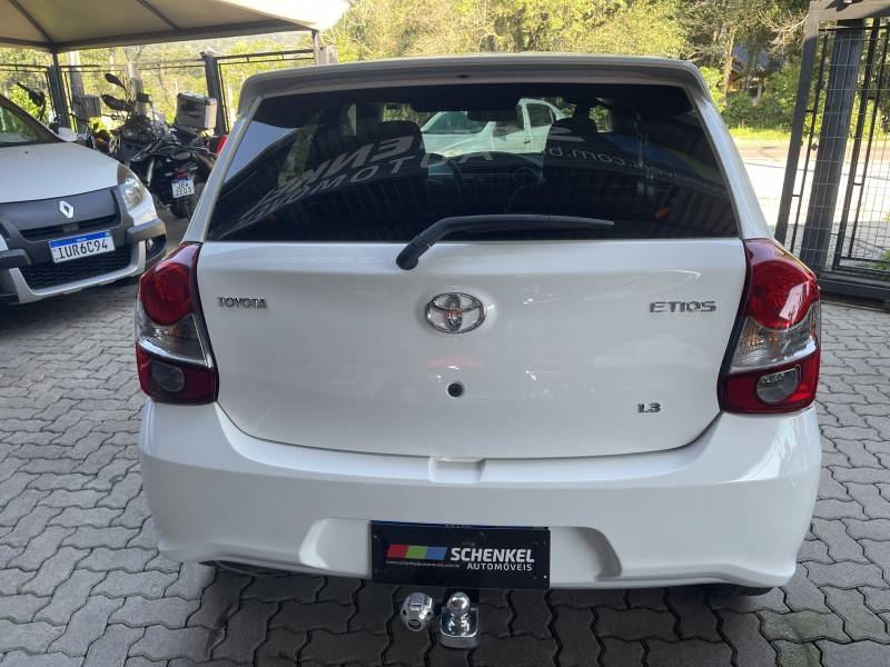 TOYOTA - ETIOS - 2019/2020 - Branca - R$ 62.000,00