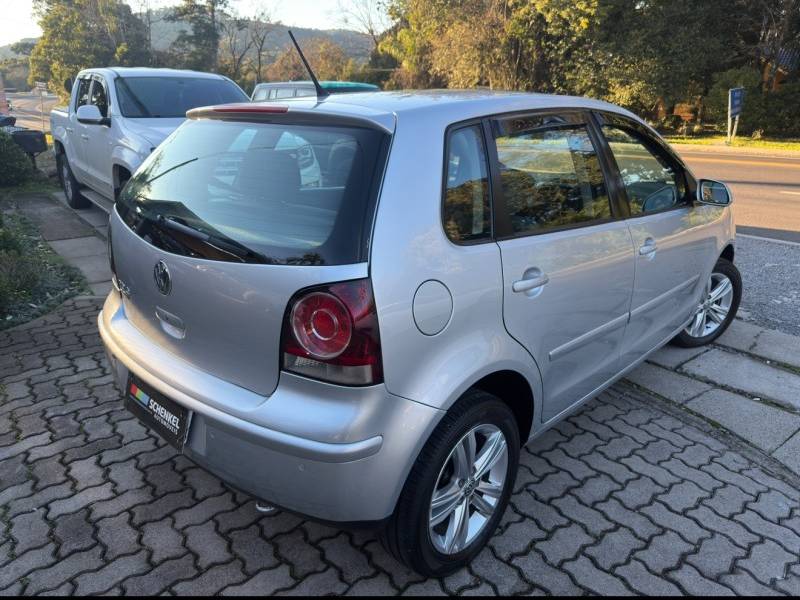 VOLKSWAGEN - POLO - 2010/2011 - Prata - R$ 40.800,00