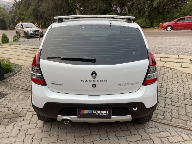 RENAULT - SANDERO - 2013/2014 - Branca - R$ 44.900,00