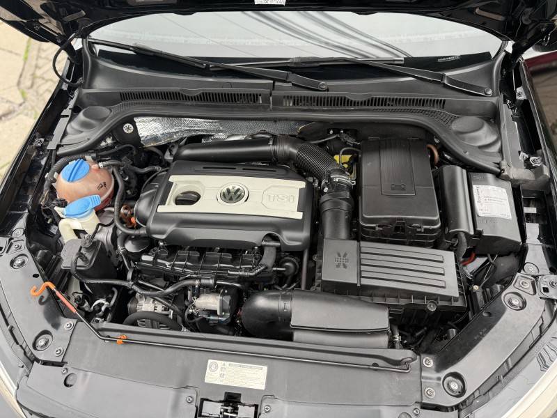 VOLKSWAGEN - JETTA - 2010/2011 - Preta - R$ 63.900,00