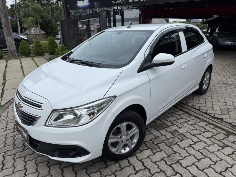 CHEVROLET - ONIX - 2014/2014 - Branca - R$ 44.900,00