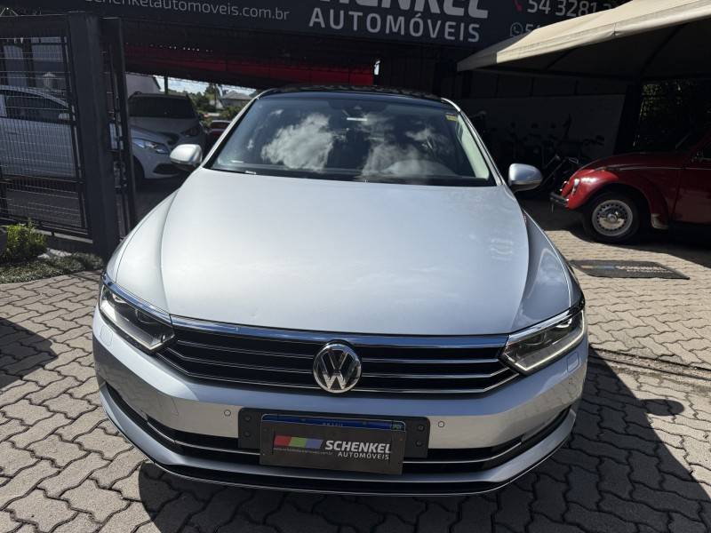 VOLKSWAGEN - PASSAT - 2018/2018 - Prata - R$ 136.000,00