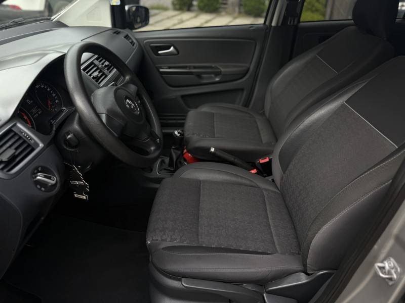 VOLKSWAGEN - FOX - 2014/2015 - Prata - R$ 48.000,00