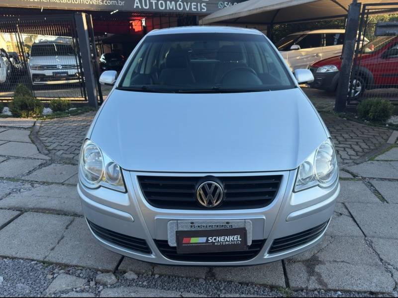 VOLKSWAGEN - POLO - 2010/2011 - Prata - R$ 40.800,00