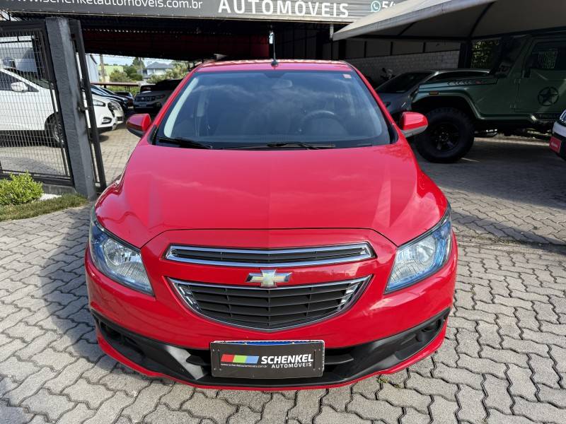 CHEVROLET - PRISMA - 2013/2014 - Vermelha - R$ 49.900,00