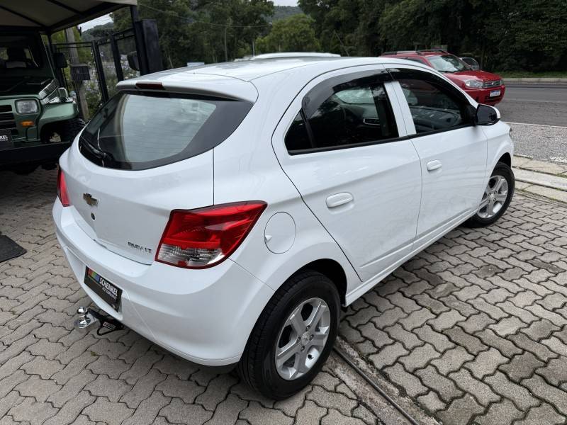 CHEVROLET - ONIX - 2014/2014 - Branca - R$ 44.900,00