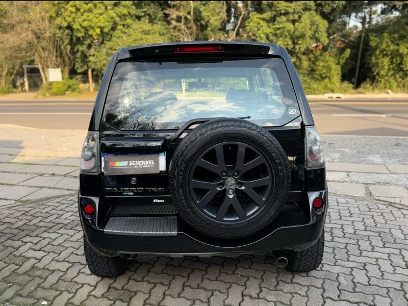 MITSUBISHI - PAJERO TR4 - 2013/2014 - Preta - R$ 61.000,00